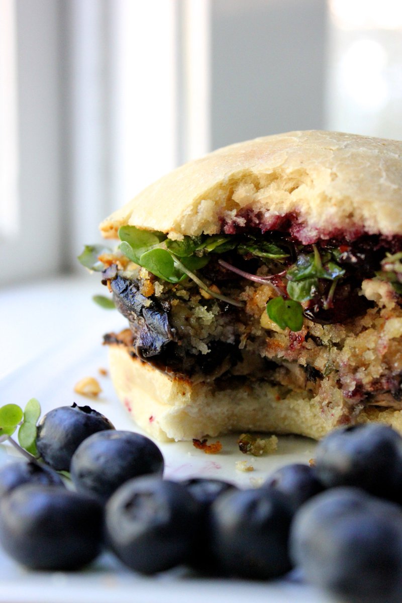 blushingwellco's tweet photo. Dig in to this AMAZING #meatless stuffed portobello burger with blueberry jam and dried cherries! Even your biggest beef eater will say, "mmmm!" #rdchat #rd2be #dinneridea https://t.co/XLOrxZJIiT