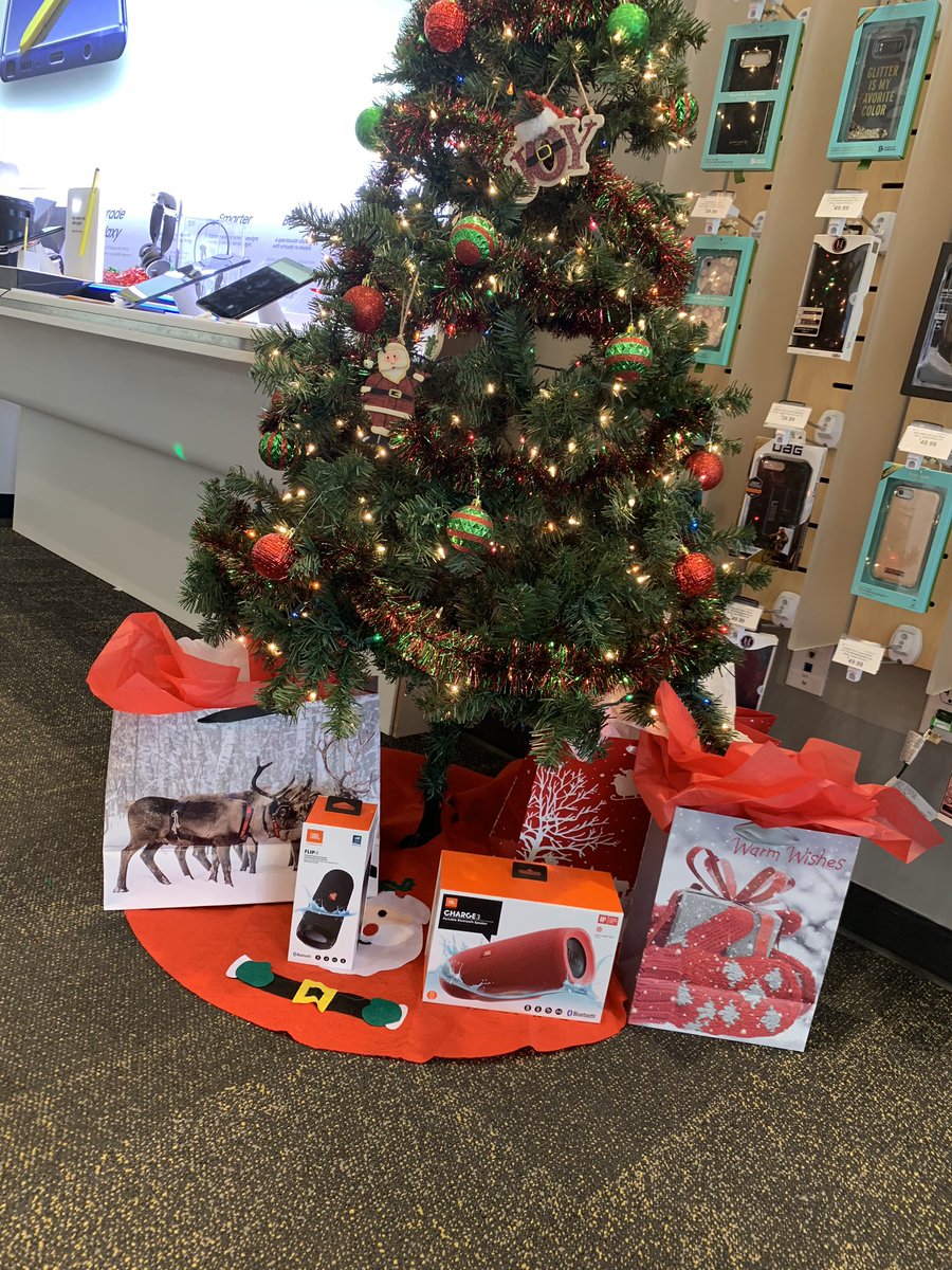4432Cobras's tweet photo. Gift your family a speaker from Sprint! Come visit here at your local Sprint store and ask us how you can take yours home today! ✅🎄🎄 13509 Biscayne Blvd, North Miami Beach, FL 33181 #sprint #Sprintmas #ChristmasGifts #KeystoneSprint #keystoneplaza https://t.co/fXtSBDtIXE