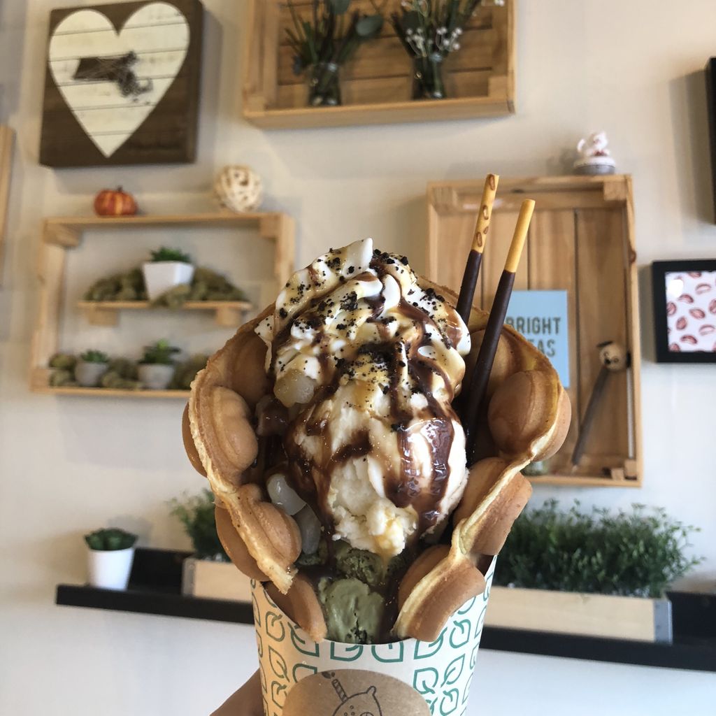 Looking for a fun weekend outing? Come to Limered and try our honeycomb waffle sundae! We have matcha, vanilla, red bean, and black sesame ice cream with your choice of our delicious toppings! 
. 
. 
. 
#eggwaffle #wafflesundae #matcha