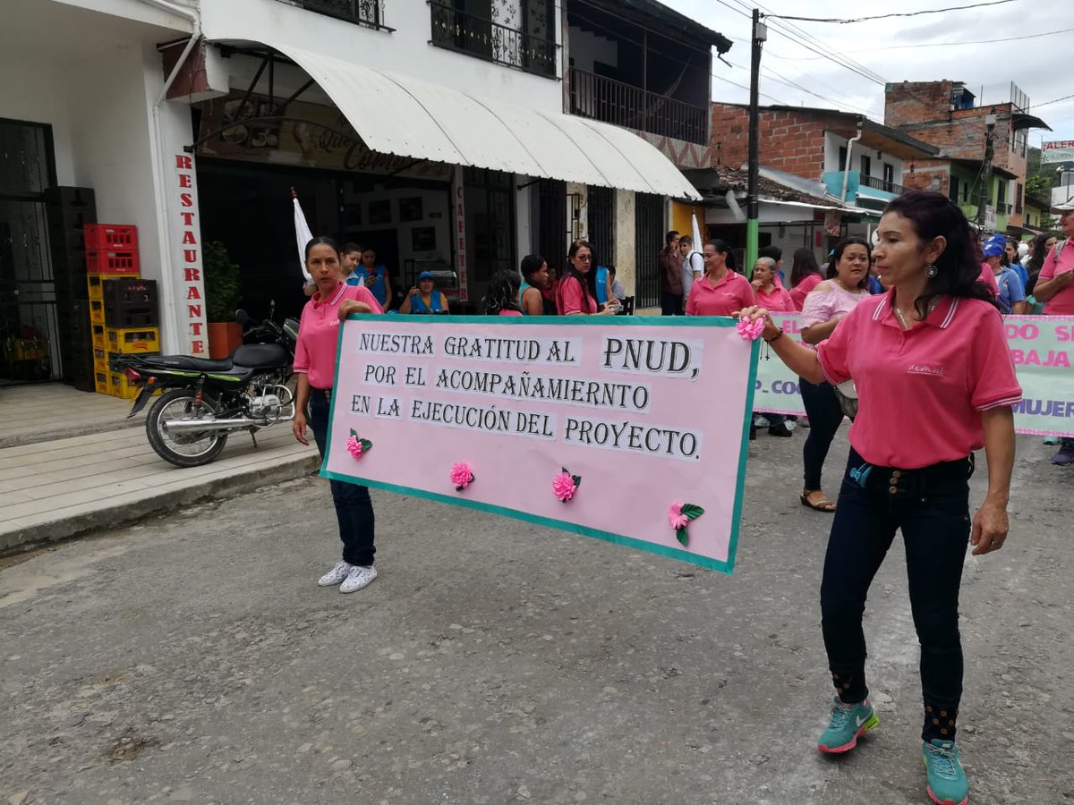 PnudColombia's tweet photo. En San Carlos #Antioquia, la Asociación Visión Mujer abre su empresa de confecciones como parte de las #ReparacionesColectivas. Con desfile inaugural, las mujeres dan ejemplo de cómo crear empresa para el desarrollo del municipio. @MintrabajoCol @PnudColombia #Sumandopaz https://t.co/J5v1ydvqHd