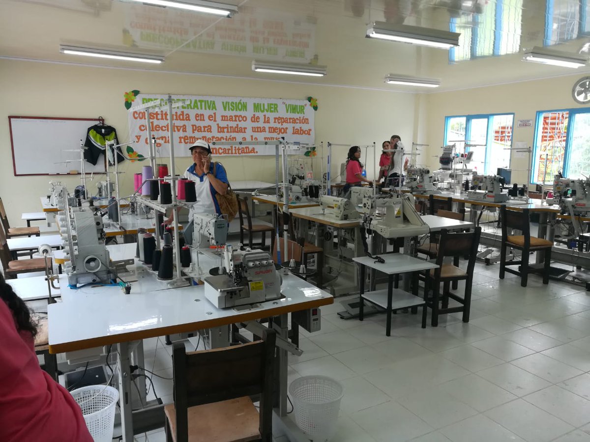 PnudColombia's tweet photo. En San Carlos #Antioquia, la Asociación Visión Mujer abre su empresa de confecciones como parte de las #ReparacionesColectivas. Con desfile inaugural, las mujeres dan ejemplo de cómo crear empresa para el desarrollo del municipio. @MintrabajoCol @PnudColombia #Sumandopaz https://t.co/J5v1ydvqHd