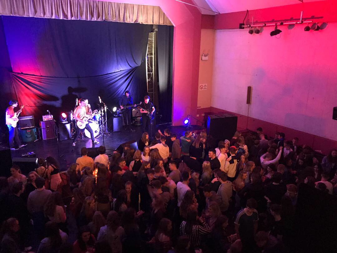 Hwyl fawr Neuadd Buddug❤️
‘Di bod yn lleoliad anhygoel i gymaint o gigs/sioeau/cyngherddau/ffilms ar hyd y blynyddoedd. Diolch i bawb ddoth neithiwr!