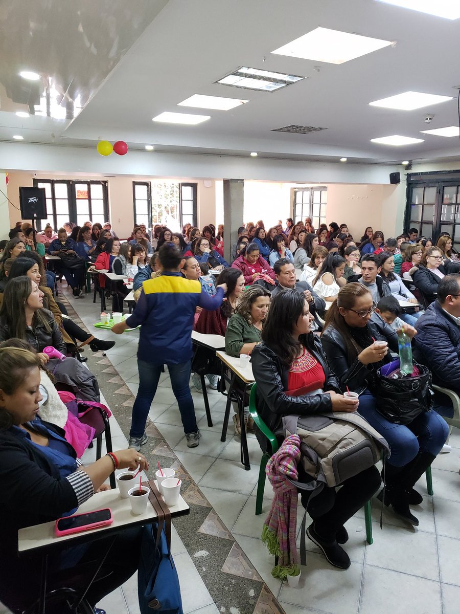 maltescut1's tweet photo. Asamblea d @sindistritales1-sis preparando las jornadas d 6 y 13 dic.en defensa d la educación pública y contra la tributaria d @IvanDuque que empobrecerá aún más a los pobres y continuará llegando los abultados bolsillos d los empresarios. https://t.co/AfQALzcRqD