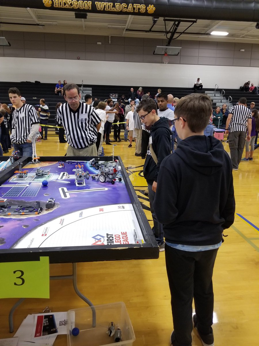 SDMS_VWeLab's tweet image. Our SDMS Techno Twins are showing off all their hard work at competition today! So proud of our team. 
@FRCTeams