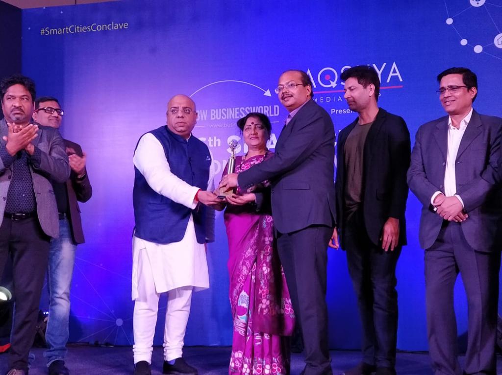 Sh. Uday Shankar,  Director Technical, RISL receiving award on the behalf of CM <a href="/VasundharaBJP/">Vasundhara Raje</a> as 'Urban Leader of the Year' at <a href="/BWBusinessworld/">BW Businessworld</a> #SmartCitiesConclave 2018.