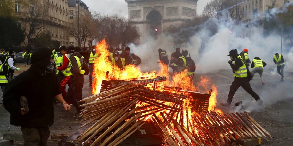 Ale_Bodart's tweet photo. Una intensa jornada de lucha contra las políticas de @EmmanuelMacron se vive en #Francia. Mientras tanto en la #CumbreG20 debaten como profundizar el ajuste y el saqueo a los pueblos del mundo. Ojo! no piensen que nos vamos a quedar sentados. Viva la lucha del pueblo Frances! https://t.co/H73pv7rrDG
