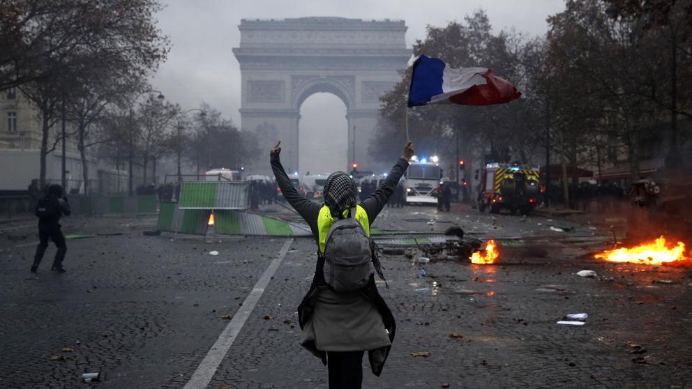 Ale_Bodart's tweet photo. Una intensa jornada de lucha contra las políticas de @EmmanuelMacron se vive en #Francia. Mientras tanto en la #CumbreG20 debaten como profundizar el ajuste y el saqueo a los pueblos del mundo. Ojo! no piensen que nos vamos a quedar sentados. Viva la lucha del pueblo Frances! https://t.co/H73pv7rrDG