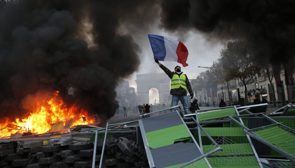 Ale_Bodart's tweet photo. Una intensa jornada de lucha contra las políticas de @EmmanuelMacron se vive en #Francia. Mientras tanto en la #CumbreG20 debaten como profundizar el ajuste y el saqueo a los pueblos del mundo. Ojo! no piensen que nos vamos a quedar sentados. Viva la lucha del pueblo Frances! https://t.co/H73pv7rrDG