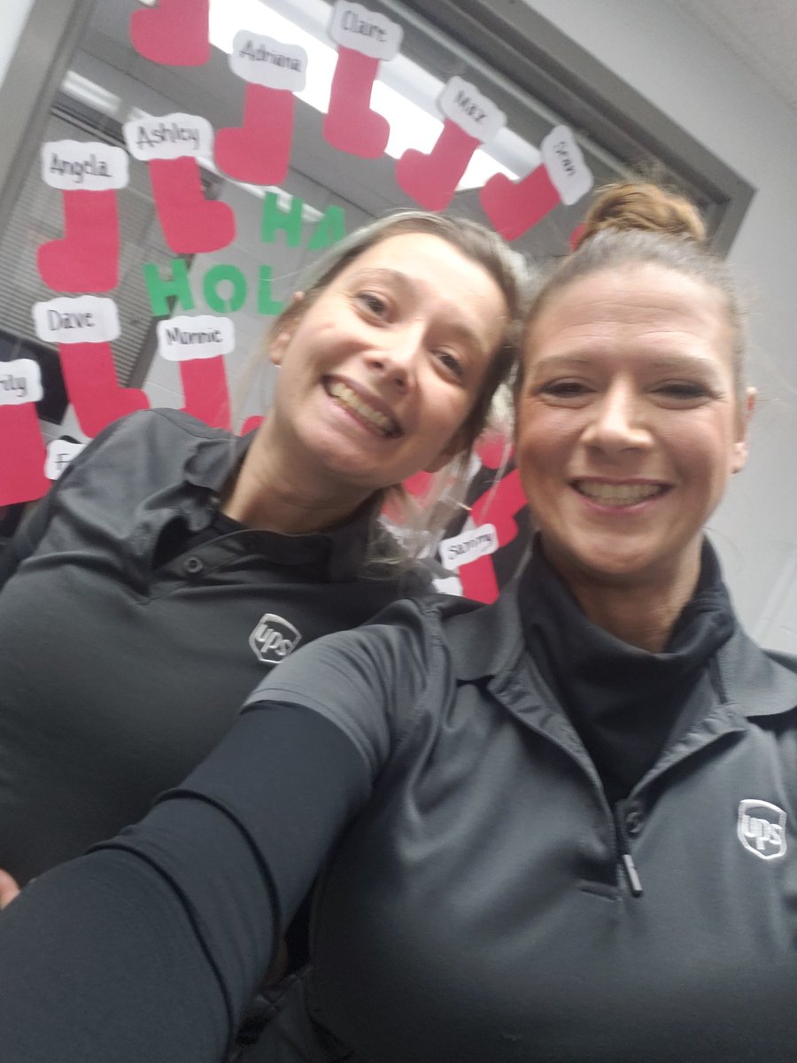 jens4hd03's tweet photo. Twinning today!! Not planned. Great minds think alike!!! #upspreloadsupervisor #upsstrong #PeakSmiles @NP_UPSers @UPS_OMA_PRELOAD #boxesinthetruck #whateverittakes #teamwork https://t.co/tbslbmXHp7
