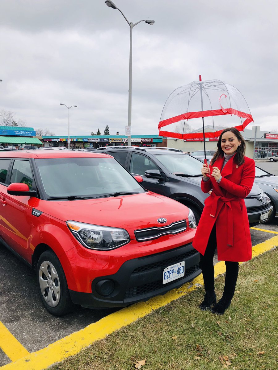 RozNicolle's tweet photo. Bien arrivés devant le bureau de @fordnation pour couvrir le rassemblement #francofort. Si vous cherchez notre animatrice @GabSabourin, suivez le rouge ! #icito https://t.co/d0yk2Oa96S