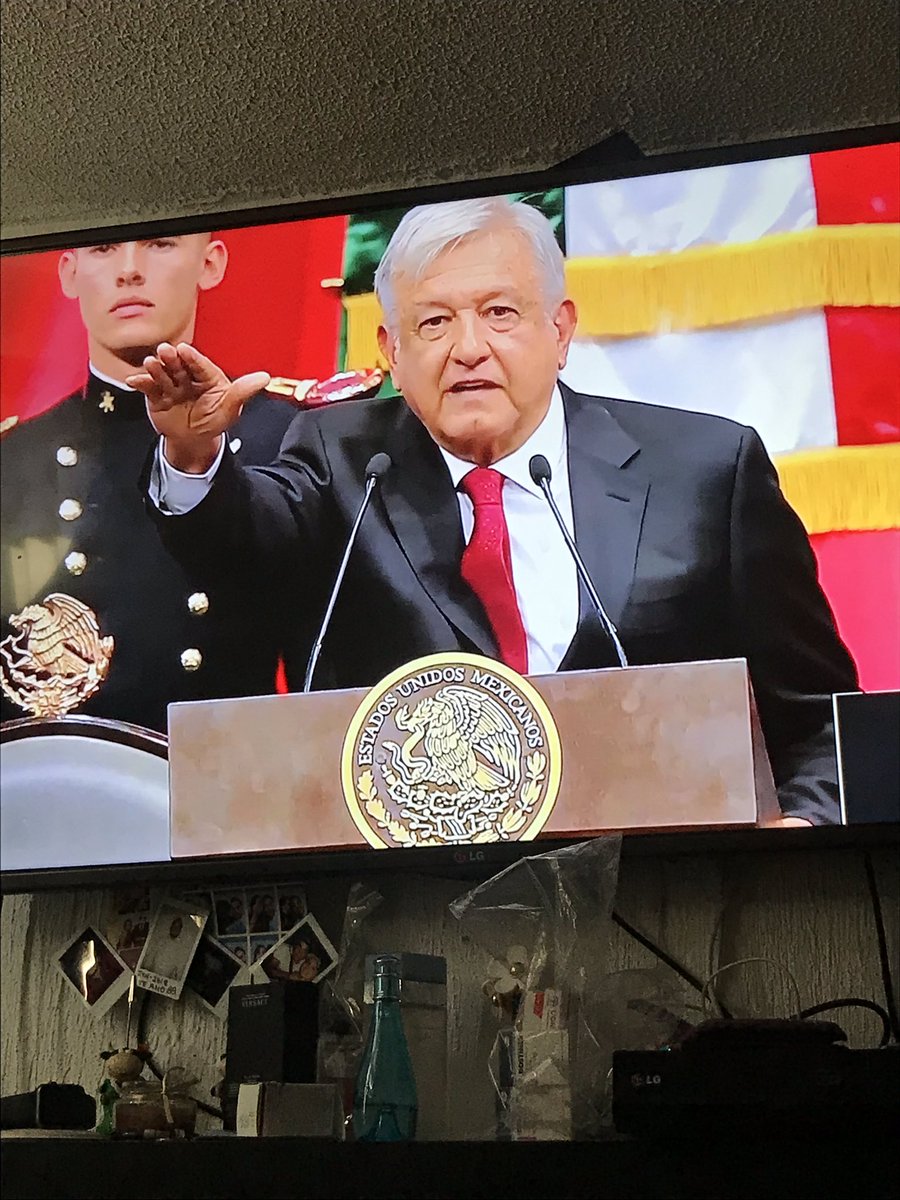MiaSilva1985's tweet photo. Viendo a #lordAMLO #AMLOPresidente #tomadeposesion #1Dic #4taTransformacion mi cabeza de algodón confío en ti! https://t.co/M4SATttFZG