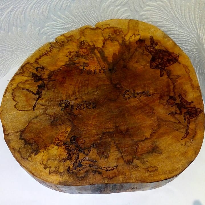 NatashaPerks's tweet photo. Latest chopping board after holding a poll on my page #fairies #elves #pixies #ukgifthour #handmade #smallbusinesssaturdayuk #ChristmasCountdown #giftideas #choppingboard #firstoftwo https://t.co/ADhfXKZ4f0