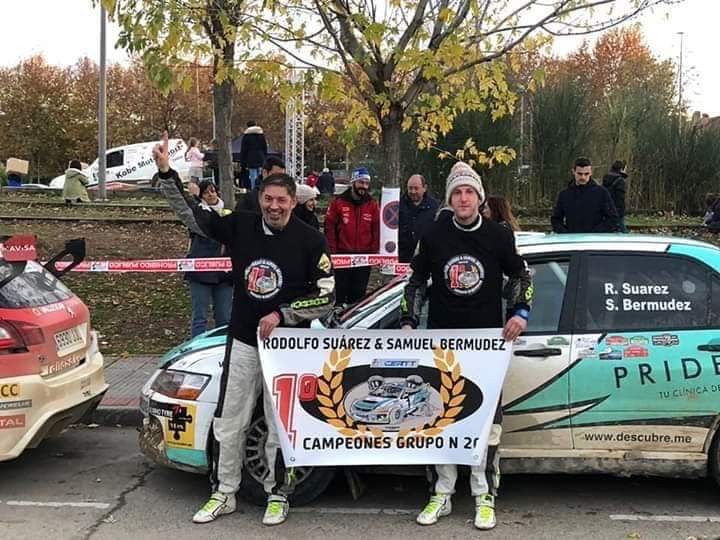 En el día de hoy, sumamos otro equipo Campeón de España, en concreto el formado por Rodolfo Suárez y Samuel Bermúdez que hoy en el Rally Tierra de Madrid conseguían el título de Campeones de España de Rallyes de Tierra en la Categoría N con su Mitsubishi Lancer Evo IX.