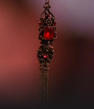 RachelSimpson82's tweet photo. @ThePowerOfThree Iβm trying to find a replica of the amulet that #Phoebe & #PRussell wore in #S2 #PardonMyPast. Iβve scoured the net & canβt find one. Any chance you or any of your followers might know please? Iβve added a photo. Thank you. https://t.co/RGoqYGve8r