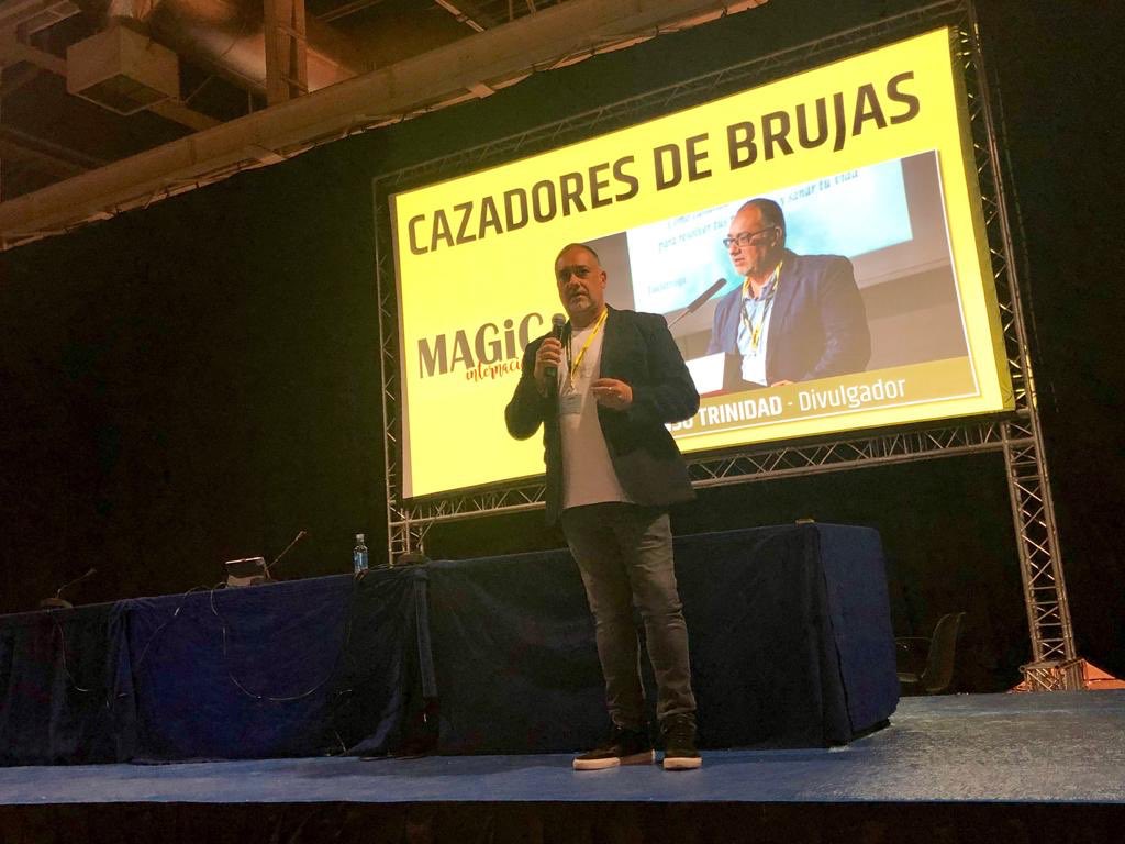 Magic_Fira's tweet image. 📖Nuestro flamante director, @alfonsotrinida5, también tiene cosas que contarnos, como su nuevo libro “Caza de brujas” 
#MAGiC18