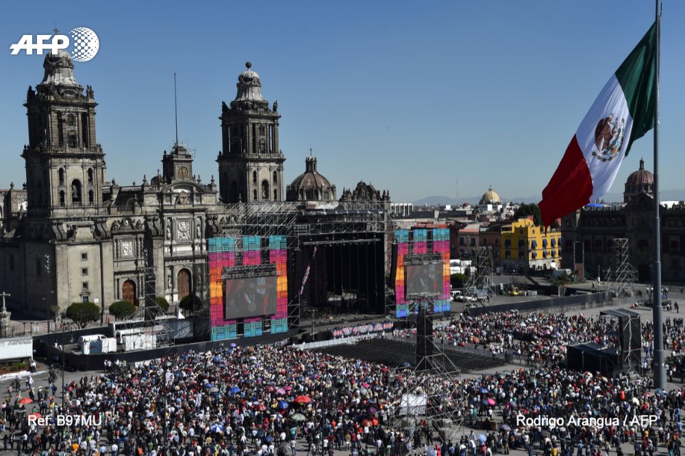 AFPphoto's tweet image. #Mexico #AMLOPresidente2018 
People at the Zocalo square, in Mexico City, watch on a huge screen the inauguration ceremony of Mexico' president-elect Andres Manuel Lopez Obrador being held at the Congress of the Union. #AFPphoto by @RodrigoArangua