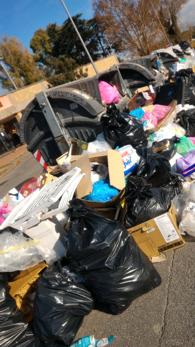 mate_sin's tweet photo. ... @romafaschifo @virginiaraggi 
#Roma..  #semprepeggio #indecenza https://t.co/WyNAEJmyLn