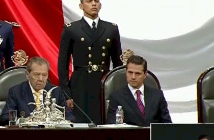 Pityjui's tweet photo. Cara de torzón de Peña Nieto, escuchando a AMLO. https://t.co/YsnZX2XSwt