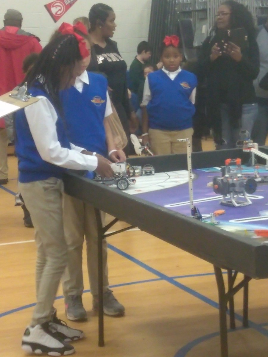LMartinezSS's tweet image. Met some beautiful #girlsinstem at the @CEISMC @firstlegoleague competition. Great team of #GirlsWhoCode killing the robot game. @Sassy_Scholar  @APSMAJ_Elem @APSTAGRobotics