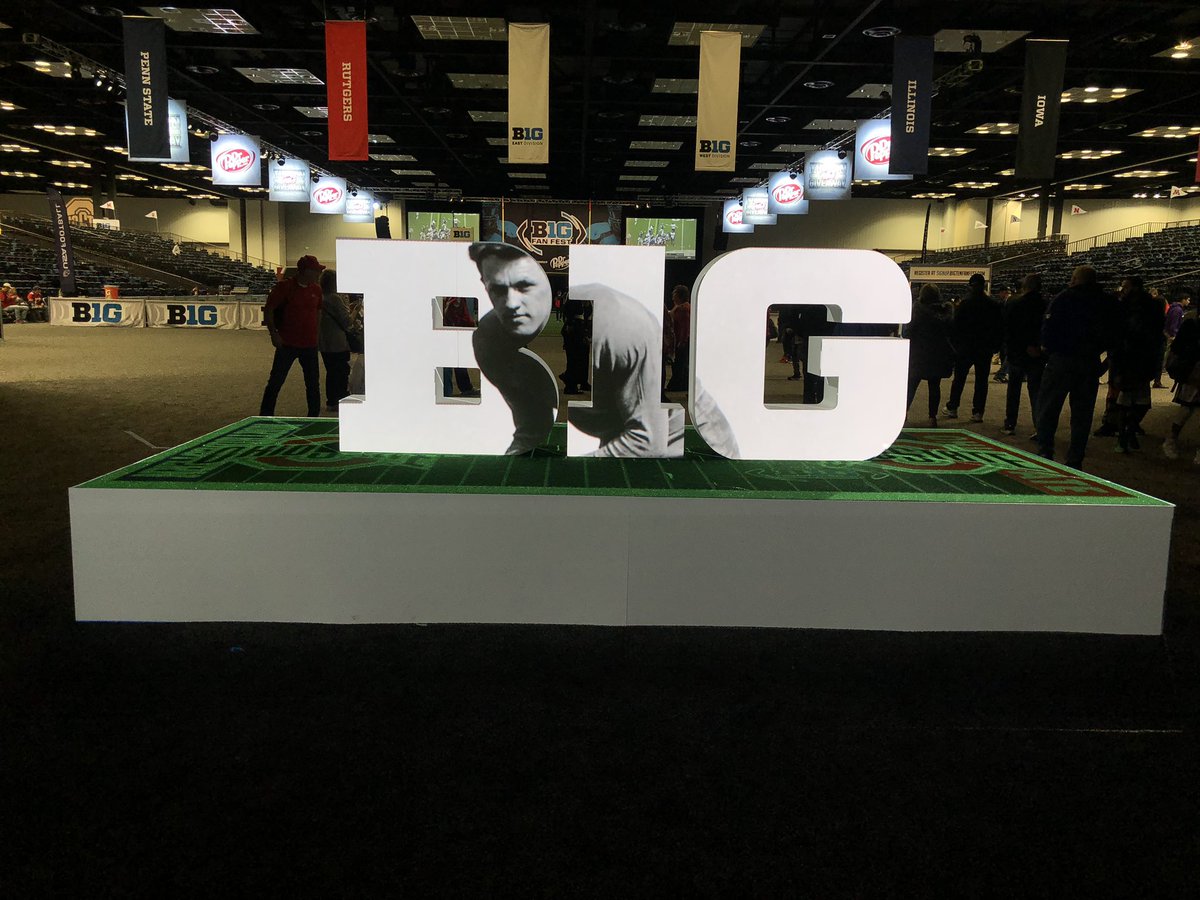 SusanBxxx's tweet photo. #BigTenFanFest https://t.co/2p6OfTAZEV