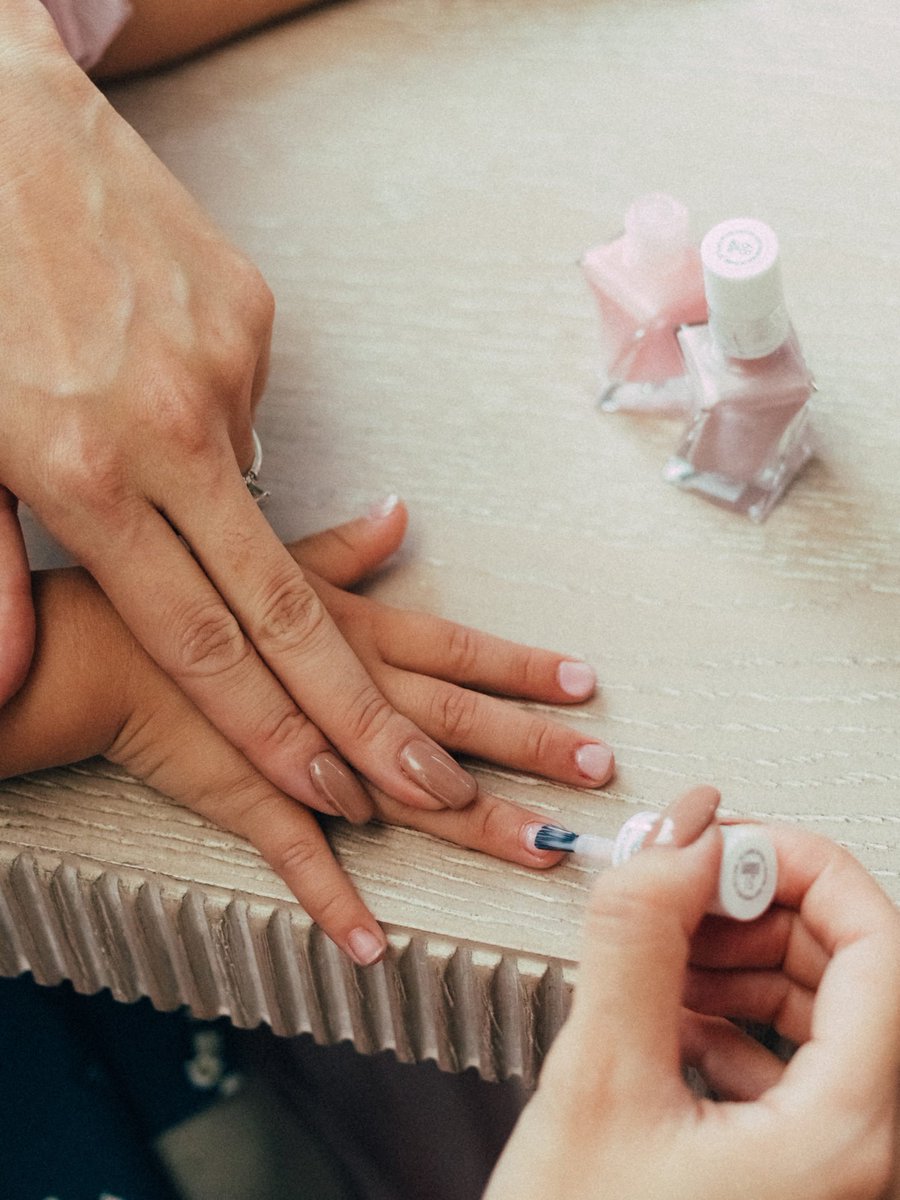 CHRISELLEtweets's tweet photo. Kicking off the 1st day of the #12DaysofCHRISelle w our partner @essie! Go to the blog to discover Chloe's mommy & me holiday traditions & find out how to win this box of Essie GelCouture polishes! https://t.co/boTq9mtL8W #essiesheersilhouettes #essiepartner https://t.co/fnetbY4uS1