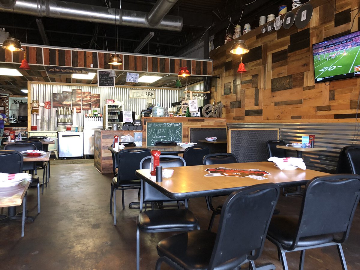 Not sure where to go for lunch? Stop by Woody’s Brick Oven Pizza &amp; Grill! (&amp; tell them you’re with AGA) 🍕 SUPER close to campus!