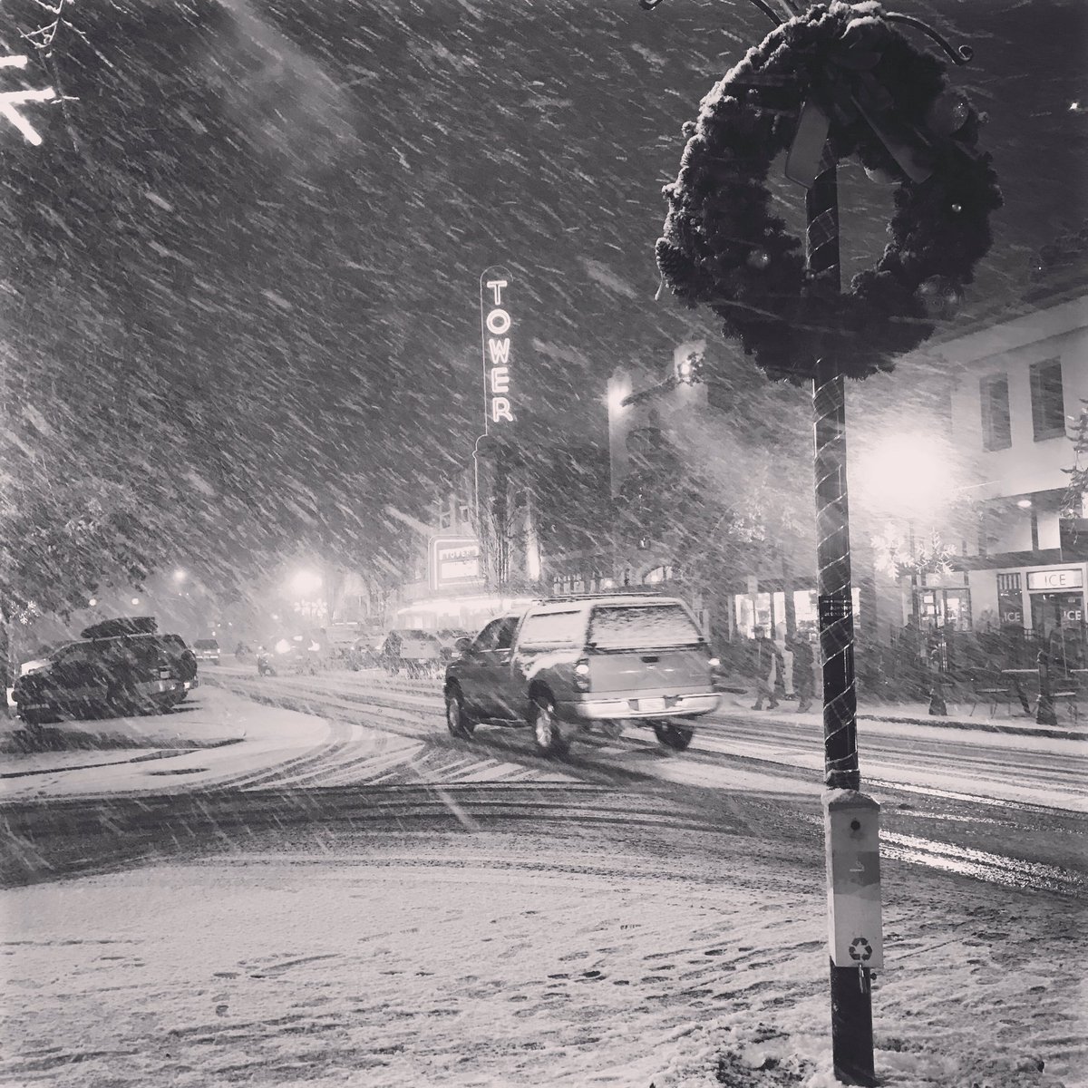 MichaelaDBBA's tweet photo. #DowntownBend was so pretty last night in the snow! I love it ❤️ https://t.co/cgMUs9iGhl