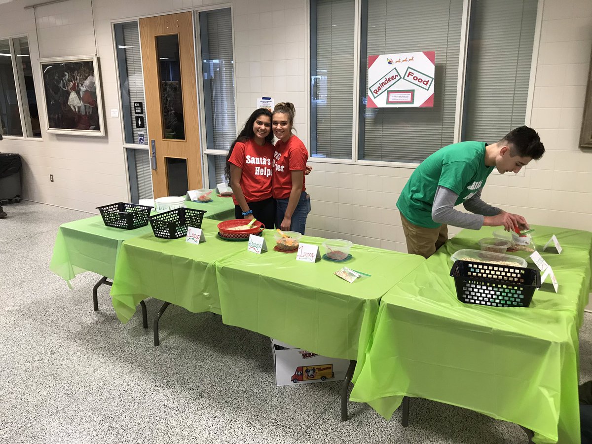 JMains16's tweet photo. Our @GLclassofficers did a tremendous job with the annual Breakfast with Santa! Special thanks to Mrs. Suter and Miss Fedor for everything they do to make this day a success! #glshs https://t.co/KeDrH7jiJb