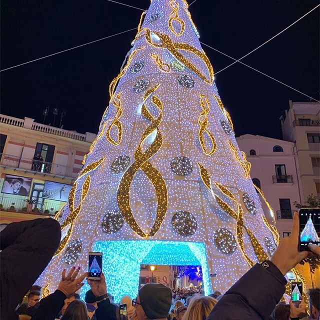 L'accensione del grande albero di Natale #lucidartista #lucidartistasalerno #lucisalerno #love #natale #christmaslights #lucidinatale #streetphotography #christmasdecor #luminarias #streetart #salernocity #salerno #light #ilgiardinoincantato #urbanart #l… ift.tt/2Q8bnsK