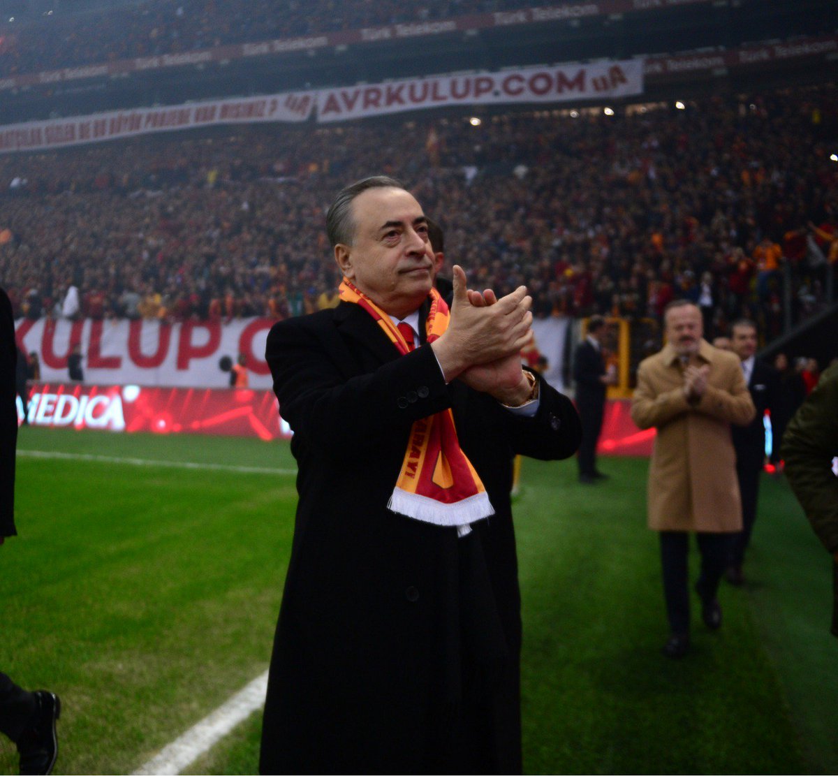 GalatasaraySK's tweet photo. Başkanımız Mustafa Cengiz ve Yönetim Kurulumuzdan rekor antrenman açıklamaları

Detaylar 👉 https://t.co/5SzR4a0l8w https://t.co/nGJQOItSYi