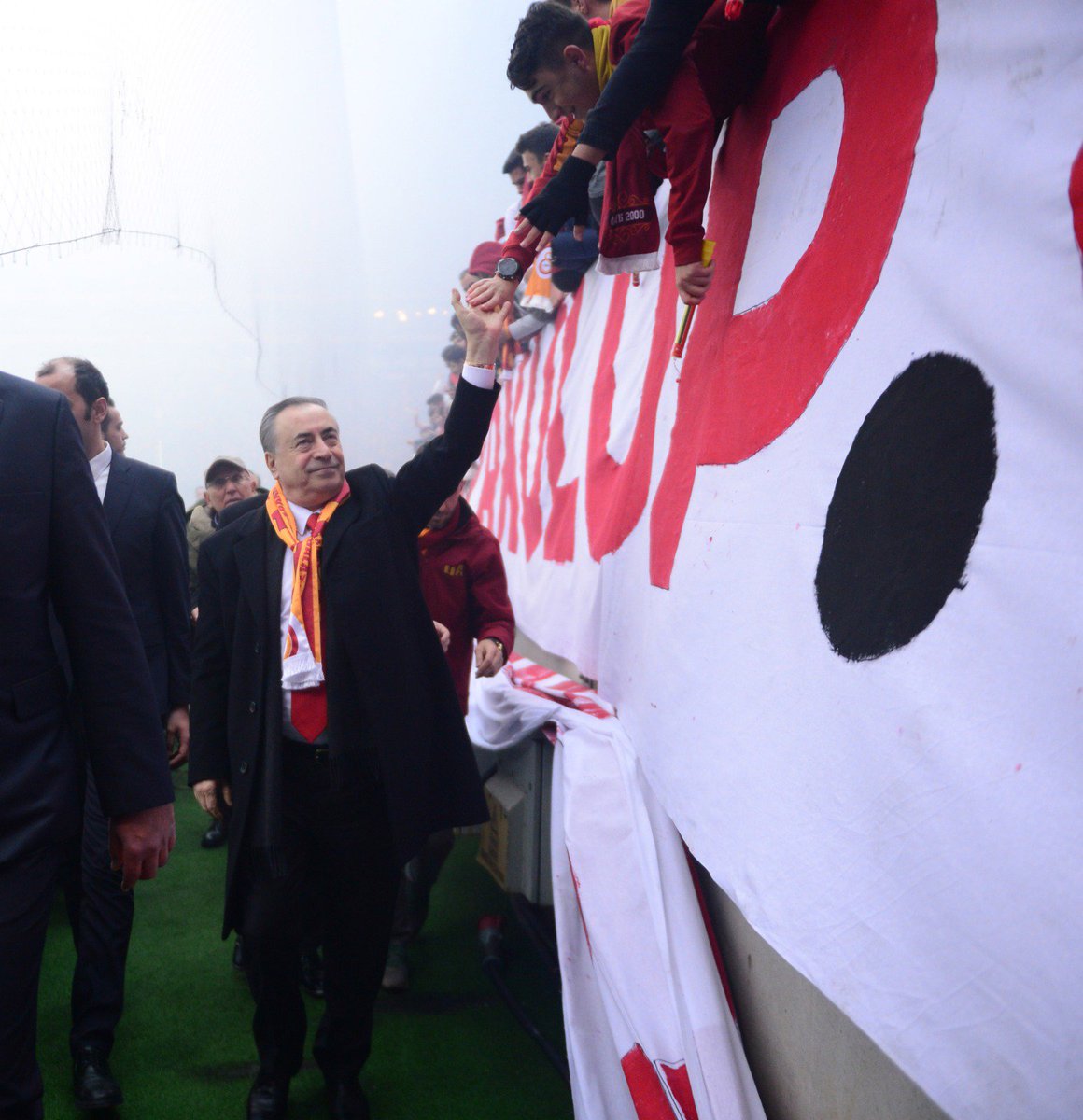 GalatasaraySK's tweet photo. Başkanımız Mustafa Cengiz ve Yönetim Kurulumuzdan rekor antrenman açıklamaları

Detaylar 👉 https://t.co/5SzR4a0l8w https://t.co/nGJQOItSYi