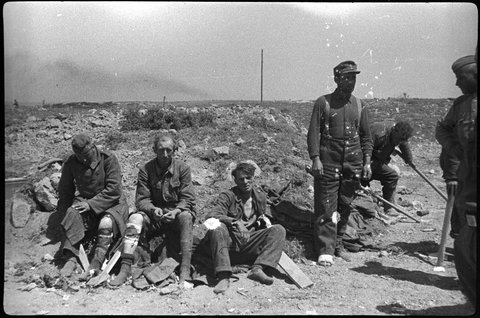 Allí hacía de todo, desde extracciones dentarias hasta apendicitis. Le fastidiaba que no sabía qué hacer con los veteranos de la Segunda Guerra Mundial, muchos tenían fracturas mal consolidadas e infectadas, y eran jóvenes que necesitaban trabajar.