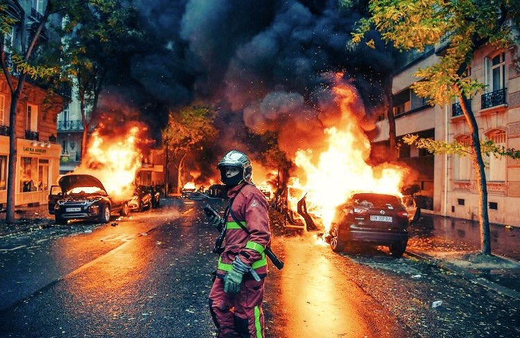 axelletess's tweet photo. Photo incroyable de @alainJocard/ @AFP. Et ce regard. Paris, #1erDecembre2018 https://t.co/Stz3APZWPx