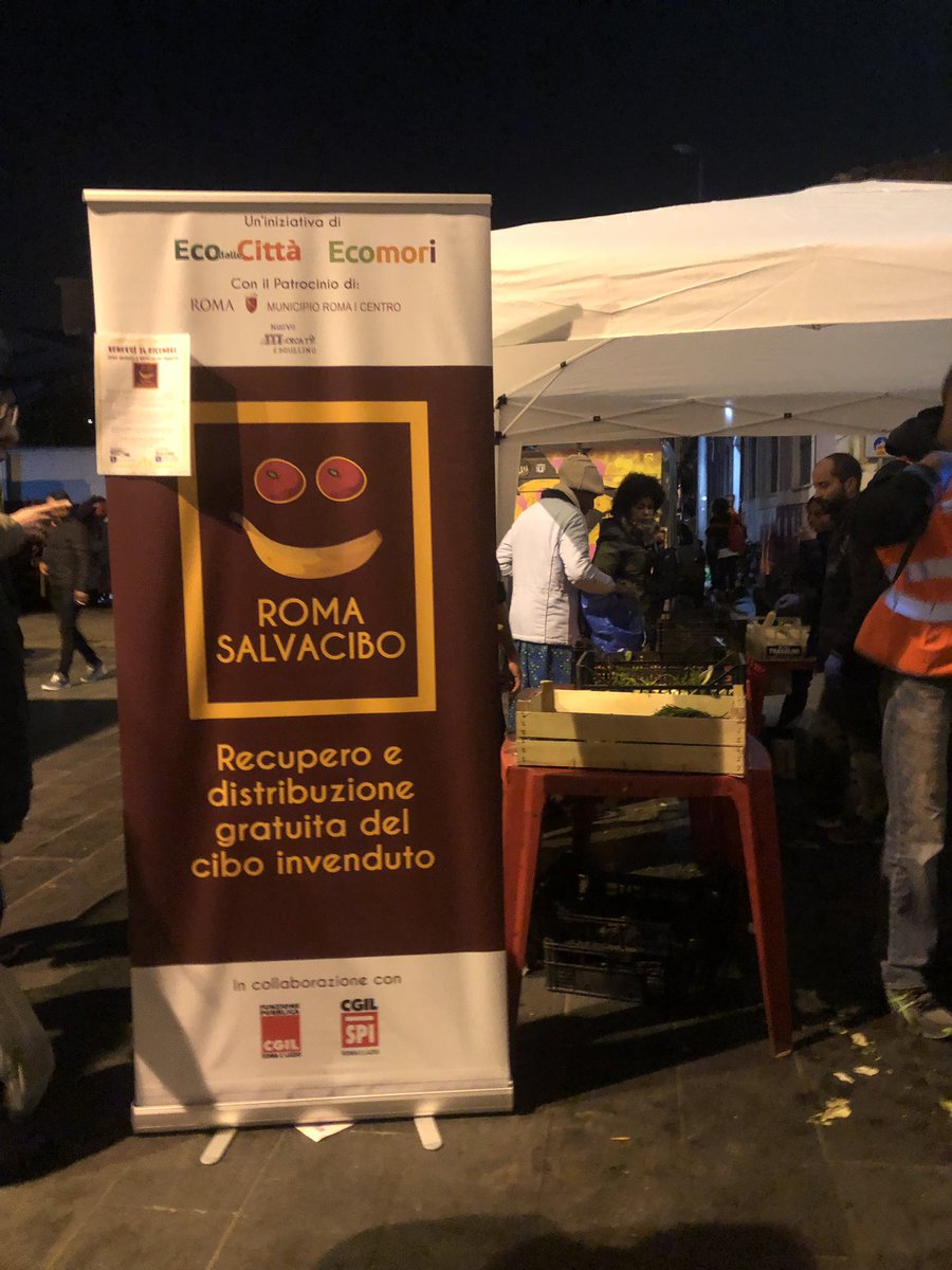 MartaLeonori's tweet photo. Pomeriggio allโEsquilino: con @Sabrinalfonsi e i cittadini che chiedono di accelerare lโeliminazione dellโamianto al #CinemaApollo e poi al mercato con @montemi1 per #RomaSalvacibo (con bilancia umana!).
E come mancare a #formichedoro del @PortavoceFtsl quando premiano un amico? https://t.co/sjkh0mXnVh