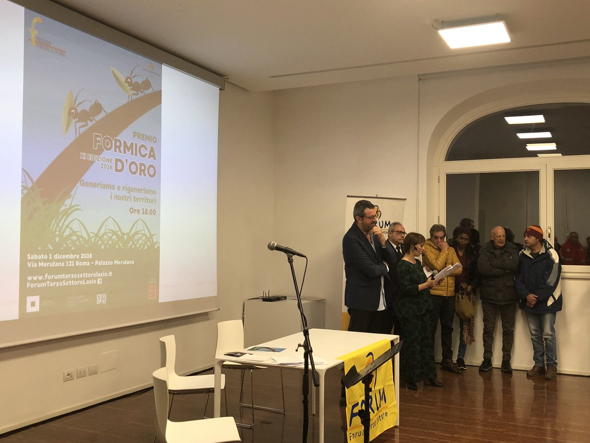 MartaLeonori's tweet photo. Pomeriggio allโEsquilino: con @Sabrinalfonsi e i cittadini che chiedono di accelerare lโeliminazione dellโamianto al #CinemaApollo e poi al mercato con @montemi1 per #RomaSalvacibo (con bilancia umana!).
E come mancare a #formichedoro del @PortavoceFtsl quando premiano un amico? https://t.co/sjkh0mXnVh