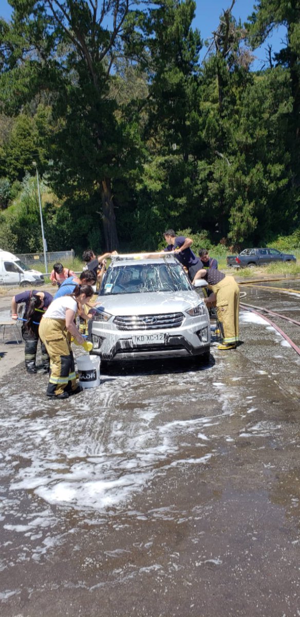 jaimejara212's tweet photo. @S_Schwartzmann @CentralSanPedro #lavaton #Teleton2018 #TeletonChile Bomberos San Pedro de la Paz en lavado de autos ayuda a la Teleton. https://t.co/iy76jwFlal
