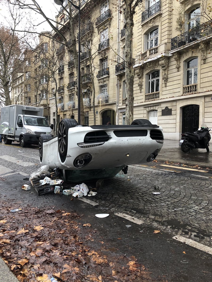 soyjooh's tweet photo. Si vous avez de l’argent en France, cachez vous. La jalousie est un vilain défaut. #1erDecembre #Giletsjaunes https://t.co/5nmLxl76q7