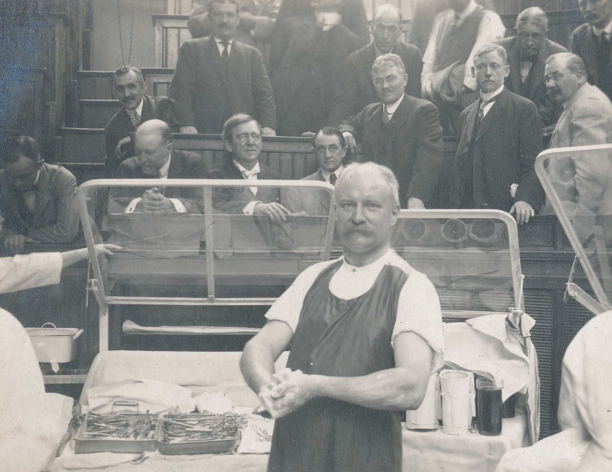 La distracción ósea se basa en romper el hueso conservando la circulación sanguínea, y distraerlo, formándose hueso nuevo en el hematoma de fractura.El primero en describirlo fue August Bier de Alemania en 1905, uno de los grandes de la anestesia y cirugía (merece hilo aparte).