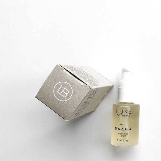 With all the Christmas parties coming up it’s best to keep a stash of #Marulaoil nearby to ensure skin stays hydrated, plumped and looking fresh 🙌 #facialoil #marula