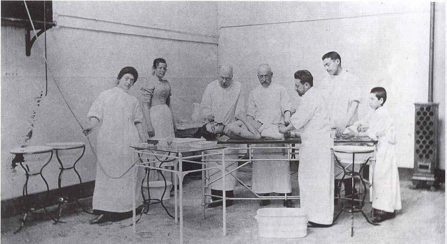 Poco antes, en 1903, Alessandro Codivilla, jefe del Instituto Rizzoli de Italia, halló un método para alargar fémures mediante tracción sobre una barra pasada a través del calcáneo y enyesado de la extremidad.Copia de su artículo de 1905 aquí (PDF)  https://www.ncbi.nlm.nih.gov/pmc/articles/PMC2628224/pdf/11999_2008_Article_518.pdf