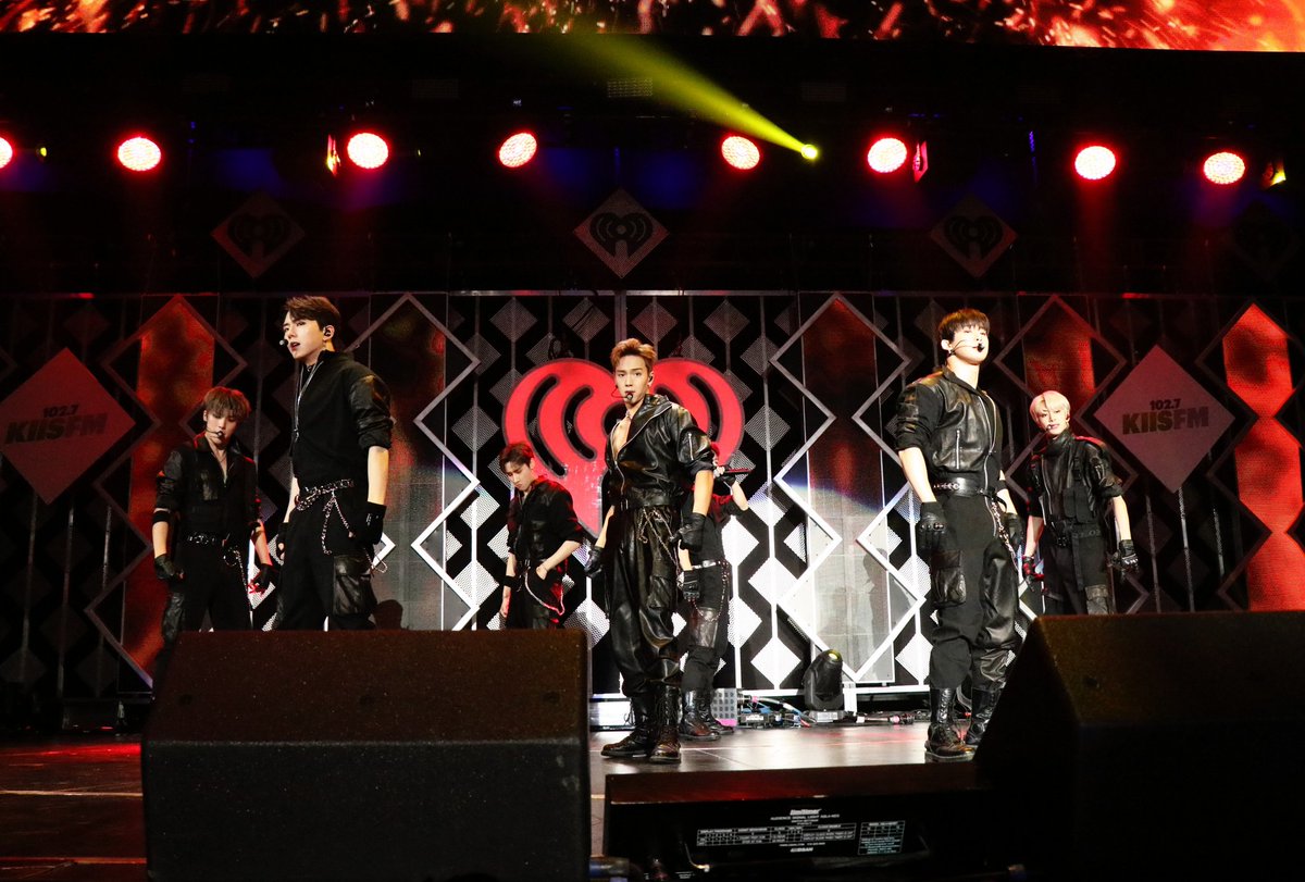 OfficialMONSTAX's tweet photo. [#MONSTA_X]  
MX USA in LA 🇺🇸
징글볼 #jingleBall in LA 현장 포토! 

#MONSTAX #몬스타엑스 
#MONSTAX_USA #MONSTAX_JingleBall https://t.co/McTz7BRVYQ