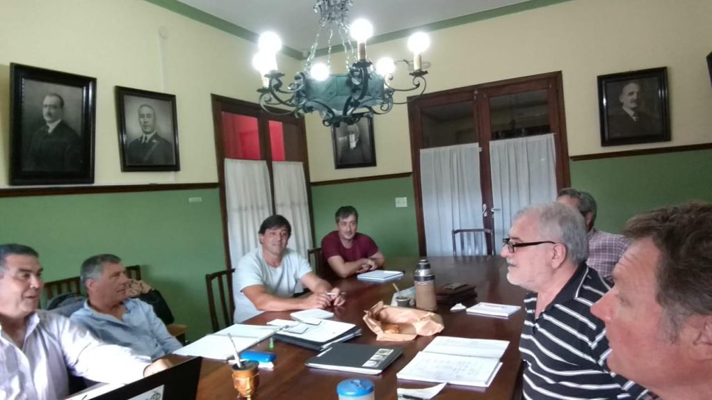 RAIABA2016's tweet photo. Hoy sábado 1/12 se reunieron en #Azul en la sede de la Soc Rural, integrantes de las 4 regiones de la #RAIABA, lugar donde empezamos a soñar un 4 de marzo de 2016 una nueva realidad para nuestra profesión #Jerarquizar #SomosIngenierosAgronomos https://t.co/gcvFmPEkmr