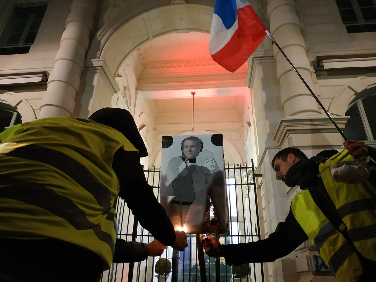 Protests in France - barricades rised in Paris - Page 4 DtWo0OcWsAEiQjT
