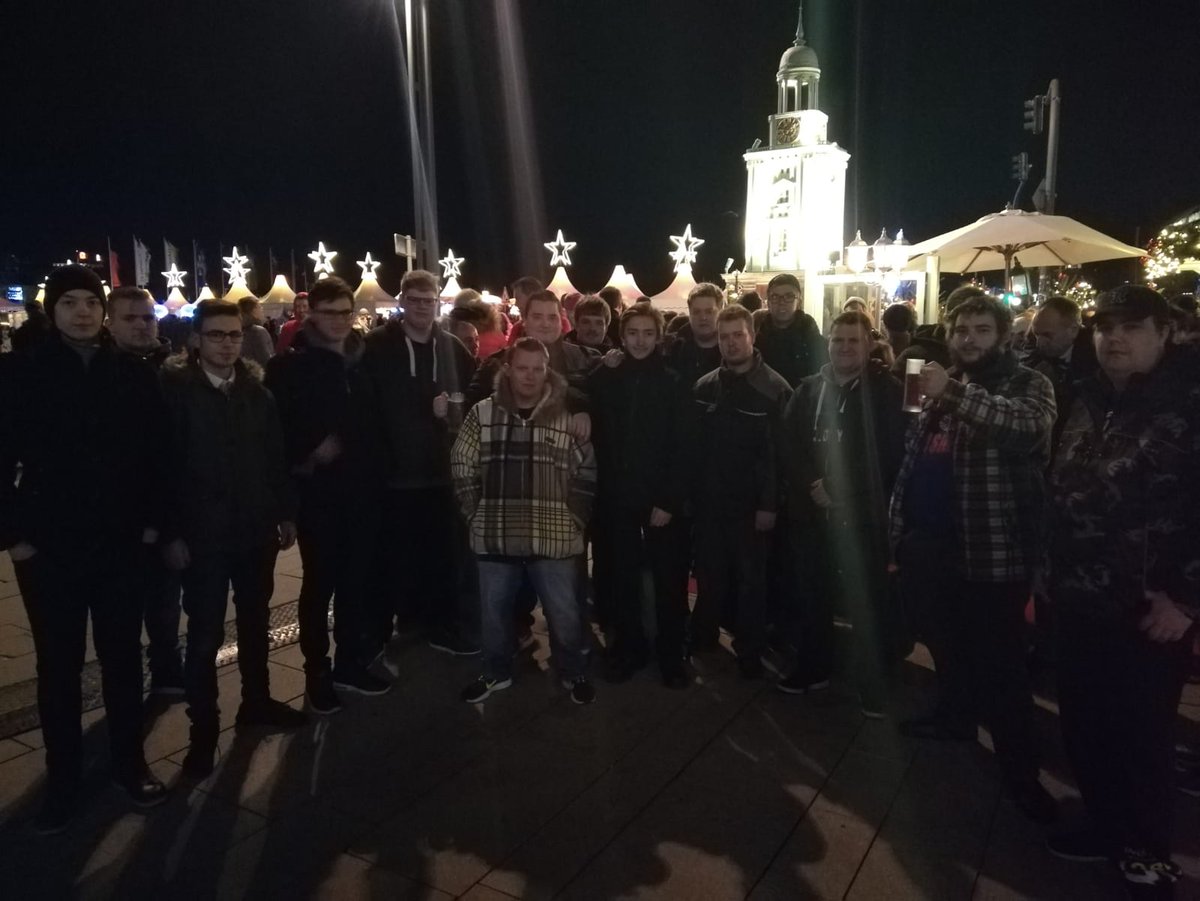 Tayronlivereal's tweet image. Weihnachtsmarkt 2018 #TayNation &amp;lt;3 na wer findet  @FrozenPinguu  aka Bishop oder @ScriptOase oder @Josef_Bernstein  &amp;lt; leak