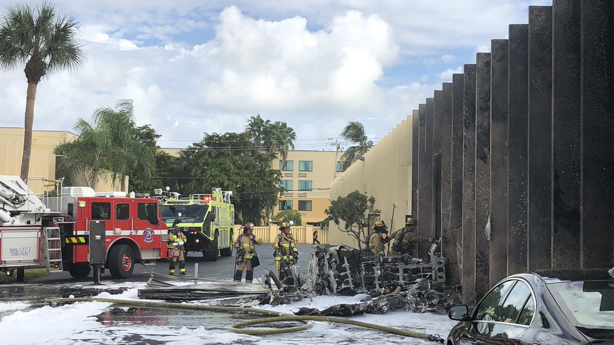 2 dead after plane crashes into warehouse, sparks fire in Fort Lauderdale bit.ly/2PbGbTZ https://t.co/RUYt7QsCKi