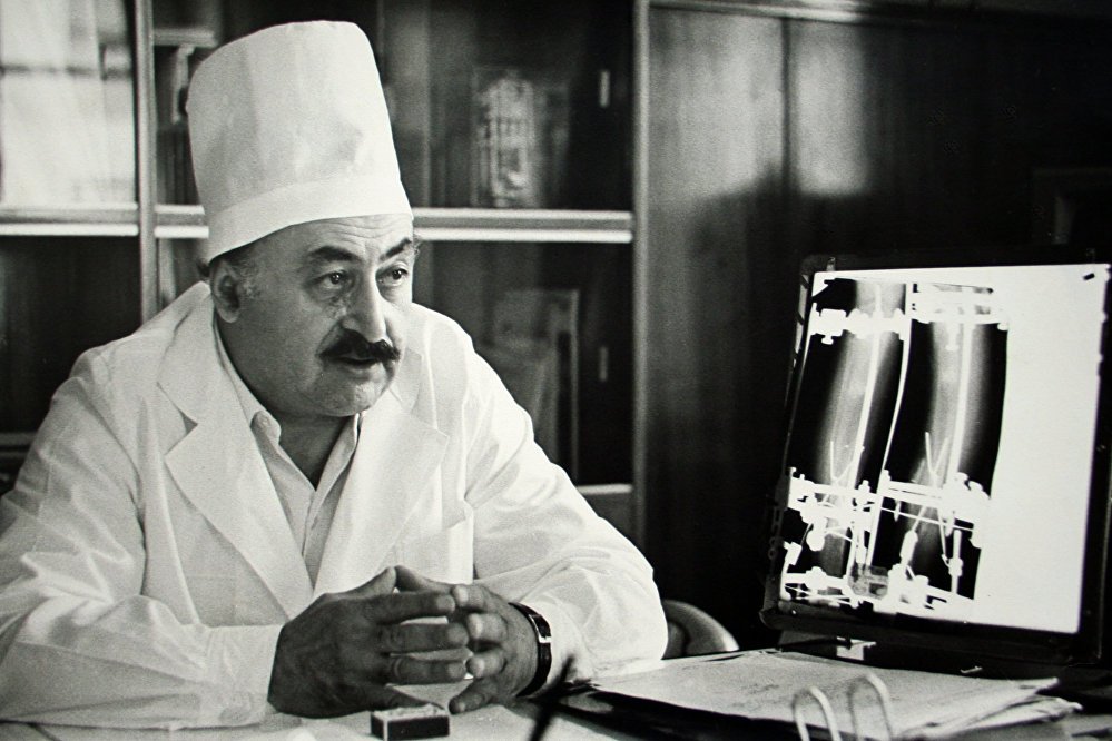 Estando en un comarcal lejos de las grandes ciudades soviéticas, Ilizarov no llegó a ganarse el respeto de los grandes traumatólogos. Pero el boca a boca de pacientes hablaba del "mago de Kurgan" que salvaba casos dados por perdidos.