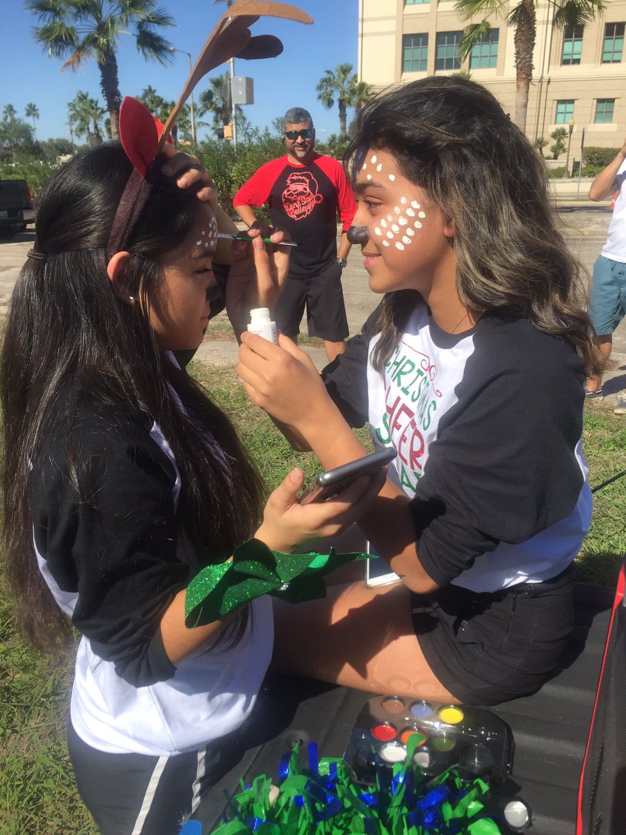 DebraAGarcia2's tweet photo. Ready for the Harbor Lights Parade 🎄Lets go KMS Dolphins 🐬 #kaffiems #kaffiespirit https://t.co/9uri9Lk4Sr
