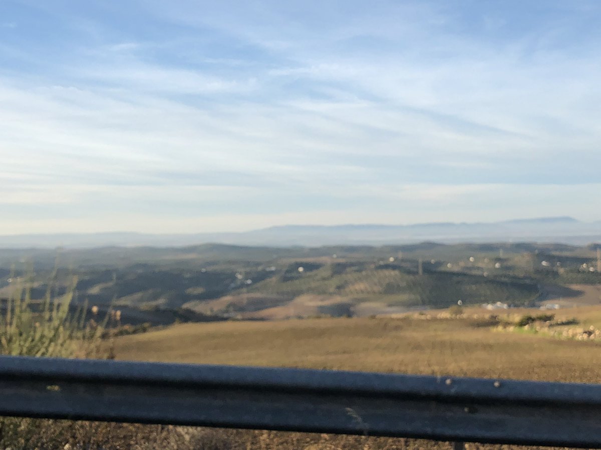 Hoy toca reflexionar y que mejor sitio para hacerlo que al Sur del Torcal, en La Joya y promocionar sus paisajes y productos como el chivo malagueño y además rodeado de magníficas amistades. Buena iniciativa de los productores de esta zona.