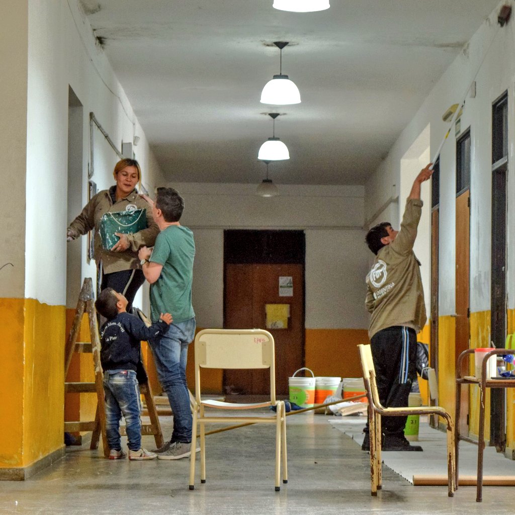 MartelliFede's tweet photo. Estamos pintando la Primaria 75 y Secundaria 84 en #Gorina. Felicitaciones a los trabajadores del Programa de Recuperación eel Espacio Público por el compromiso. La Educación #TieneValor. https://t.co/RHj4BdAUKC