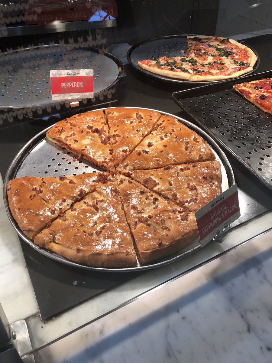Alexandough's tweet image. #MiddleoftheMALL @Sbarro #Pizza #Sbarro #YUM #NYC @JODYHiGHROLLER #LoveYourselfTour #love #Gurnee